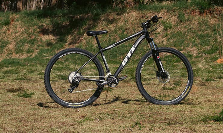 o que é mountain bike - imagem de bike preta com detalhes em branco