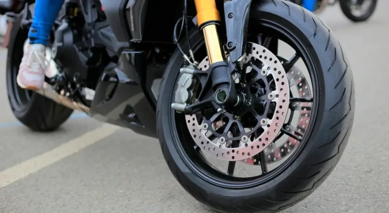imagem com close no pneu da moto representando freio abs