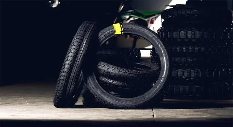 pneus empilhados e jogados no lado representando como escolhr pneu