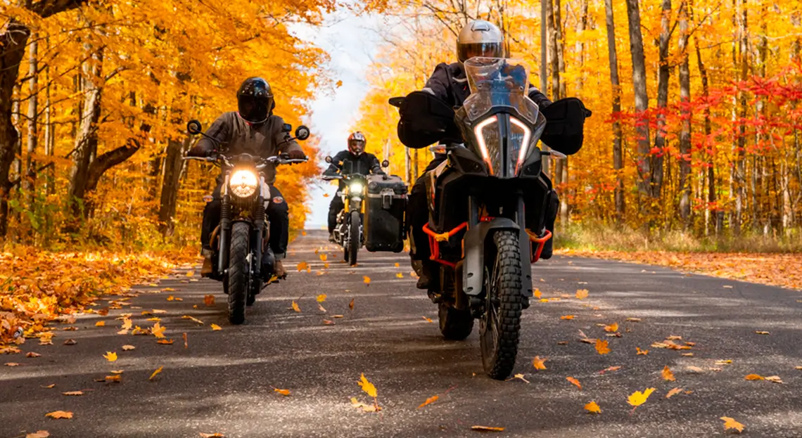 grupo de pessoas em motos representando como evitar fadiga em viagem de moto